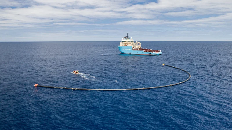 Fotografija: Čistilna naprava mladega nizozemskega inovatorja Boyana Slata za odstranjevanje plastike iz oceanov in rek je doživela velikanski razvoj in mnogo nadgradenj. Foto Theoceancleanup.com