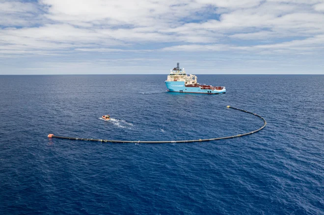 Čistilna naprava mladega nizozemskega inovatorja Boyana Slata za odstranjevanje plastike iz oceanov in rek je doživela velikanski razvoj in mnogo nadgradenj. Foto Theoceancleanup.com