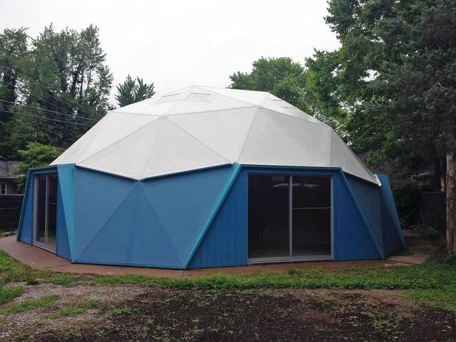 Buckminster Fuller je zasnoval in populariziral koncept geodetskih kupol in jih predvidel kot človeška bivališča. Najbolj znana stavba te vrste biosfera je bila narejena za svetovno razstavo v Montrealu leta 1967. Po Fullerju so imenovali tudi ogljikove ž