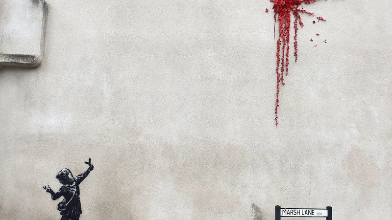 Fotografija: Banksyjeva izvirna napoved praznika zaljubljencev. FOTO: Rebecca Naden/Reuters