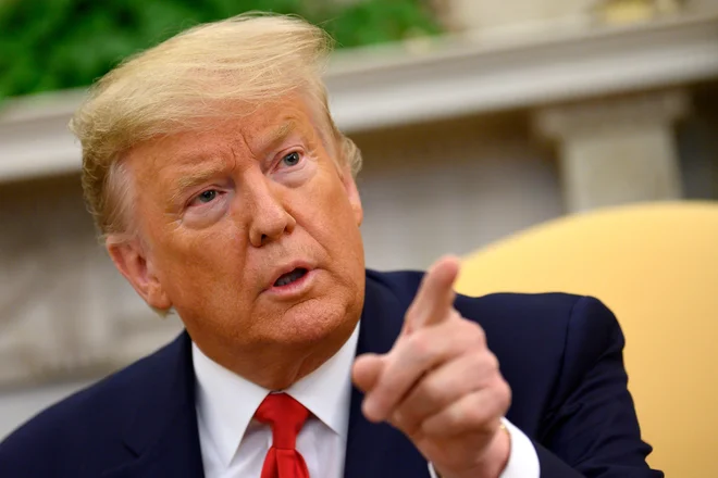 Avtorja v knjigi opisujeta, da je Trump nekdanjega šefa kabineta Bele hiše Reincea Priebusa med sestanki o javnem zdravstvu in zunanji politiki na začetku svojega mandata večkrat spraševal o jazbecih. FOTO: Jim Watson/AFP