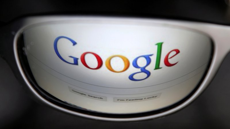 Fotografija: Google bo moral popustiti in razkriti podatke anonimnega kritizerja. FOTO: François Lenoir/Reuters
