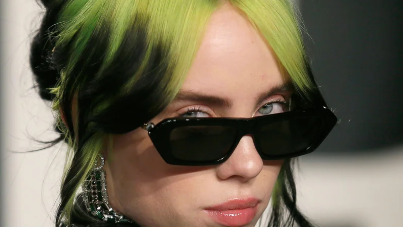 Producenti so sredi januarja razkrili, da bo nosilno skladbo nove bondiade zapela Billie Eilish, ki je slaba dva tedna po tem razkritju slavila na 62. podelitvi grammyjev. FOTO: Reuters