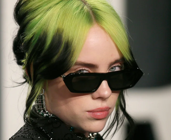 Producenti so sredi januarja razkrili, da bo nosilno skladbo nove bondiade zapela Billie Eilish, ki je slaba dva tedna po tem razkritju slavila na 62. podelitvi grammyjev. FOTO: Reuters