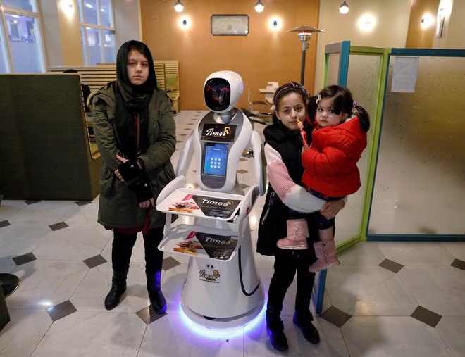 Menedžer restavracije Mohamed Rafi Širzad je povedal, da je robotska natakarica, odkar je prejšnji mesec začela streči, pritegnila številne nove goste. FOTO: Mohammad Ismail/Reuters