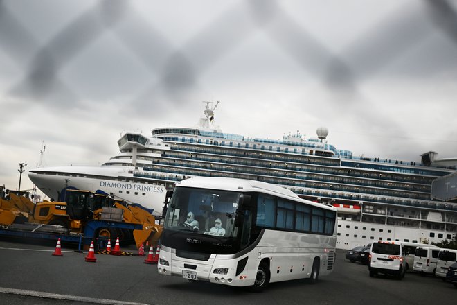 Včeraj so s križarke Diamond Princess premestili enajst potnikov, starejših od osemdeset let. FOTO: AFP