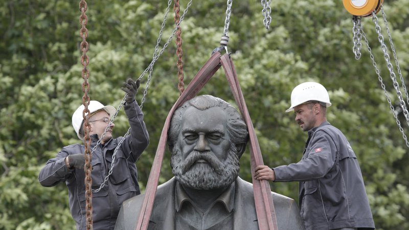 Fotografija: Economist je bil eden glavnih virov, iz katerih je Marx črpal informacije o takratnem gospodarskem dogajanju, življenjskih navadah ter zvijačah kapitala in njegovih posledicah za družbo (in, seveda, za prihajajoči razredni boj). FOTO: Tobias Schwarz/Reuters