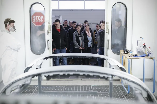 Lakiranje avtomobilov poteka v posebni komori. FOTO: Uroš Hočevar/Delo