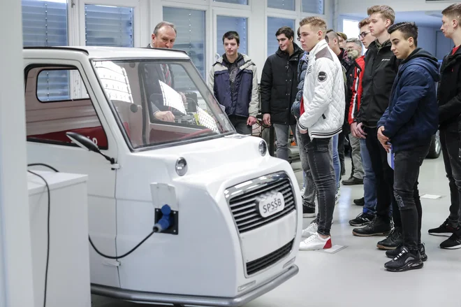 Vozilo na električni pogon so dijaki s pomočjo učiteljev predelali sami. FOTO: Uroš Hočevar/Delo