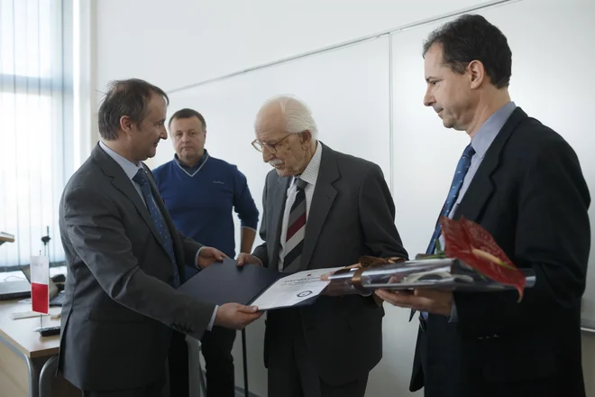 Od leve proti desni: prof. dr. Mitjan Kalin, dekan Fakultete za strojništvo, Darko Švetak, tehnični sodelavec v laboratoriju za preoblikovanje v času, ko ga je vodil prof. Gologranc, prof. dr. Franc Gologranc ter prof. dr. Tomaž Pepelnjak, trenutni Vodja