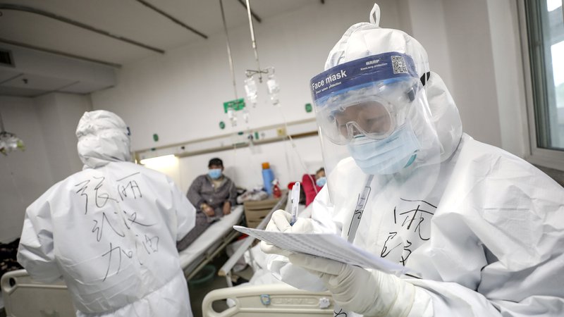 Fotografija: Na Kitajskem je z virusom okuženih 1716 medicinskih delavcev, od katerih jih je do prejšnjega torka šest umrlo. FOTO: Reuters