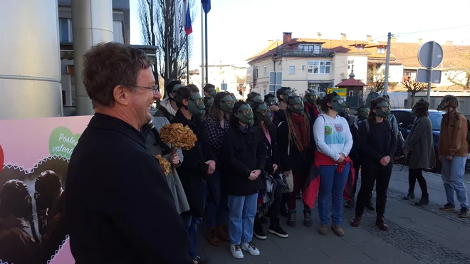 Tiskovnega predstavnika MZI Boštjana Lajovica so mladi najprej nasmejali. FOTO: Borut Tavčar/Delo