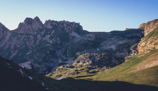 V sezoni se po mangartski cesti prepelje tudi do 20.000 vozil. FOTO: Sašo Tušar