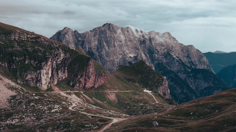 Fotografija: 100 parkirnih mest bi bili mogoče zagotoviti še letos z ureditvijo parkirnih prostorov. FOTO: Sašo Tušar