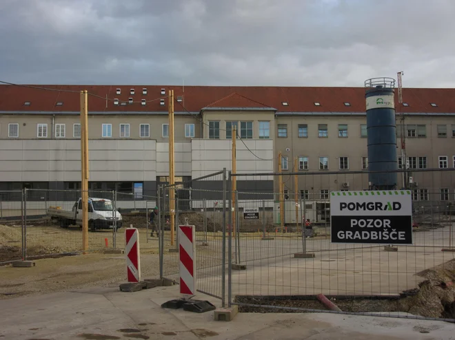 Gradbišče pri celjski bolnišnici ostaja odprto in deluje. FOTO: Špela Kuralt/Delo