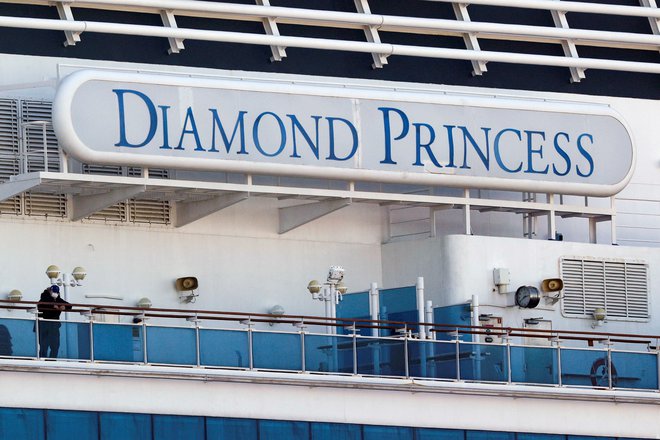 Na ladji Diamond Princess sta se združili zgornji dve temi – parazit in virus. FOTO: Kim Kyung Hoon/Reuters