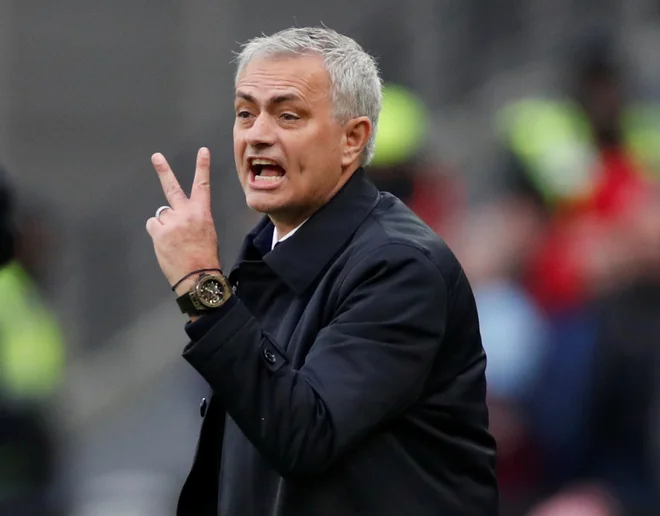 »Zadnja stvar na svetu, ki bi jo lahko očitali Delleju, je kakršnakoli povezava z rasizmom. Fant se je opravičil in zame je zgodba končana,« je zatrdil trener Tottenhama Jose Mourinho. FOTO: Reuters