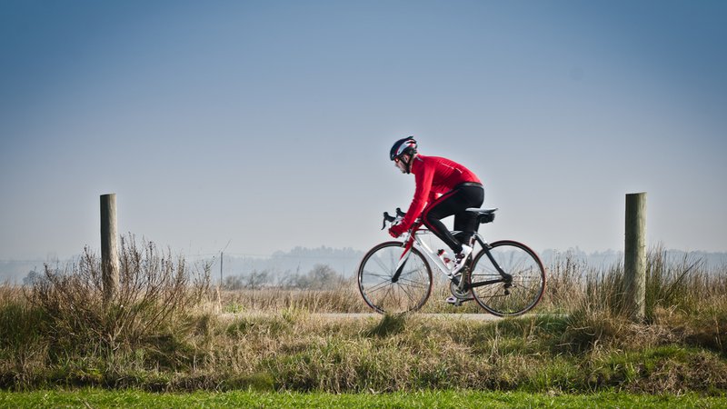 Fotografija: Drage poletovke, cenjeni poletovci, želim vam obilo športnih užitkov na kolesu. Se vidimo na zraku in biciklu, seveda s čelado na glavi ter spoštovanjem in pozornostjo do drugih udeležencev v prometu! Foto: Shutterstock