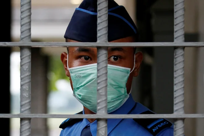 Kitajske zdravstvene oblasti so potrdile novih 143 smrtnih žrtev, za zdaj se je število ustavilo pri 1523, a je pričakovati, da bo še naraslo. FOTO: Willy Kurniawan/Reuters