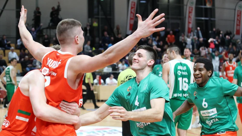 Fotografija: Edo Muriću so po zmagovitem košu skočili v objem vsi košarkarji Cedevite Olimpije. FOTO: Cedevita Olimpija