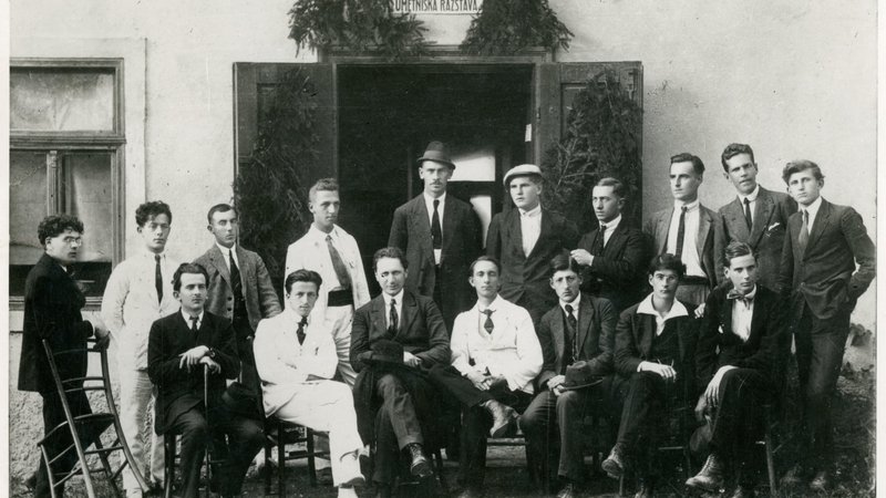 Fotografija: Usoda članov Novomeške pomladi, ki so se pred objektiv postavili leta 1920, je bila sila različna, Leon Štukelj (tretji z leve v drugi vrsti) je pozneje s številnimi delil anonimnost in pozabo.

Foto Arhiv Knjižnice Mirana Jarca Novo Mesto