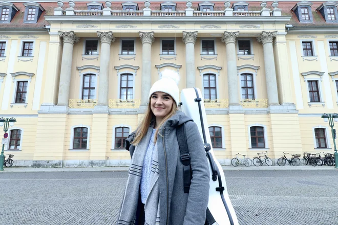 Karmen Štendler pred glavno stavbo Fürstenhaus Visoke šole za glasbo Franz Liszt. FOTO: David Antigüedad Mangas