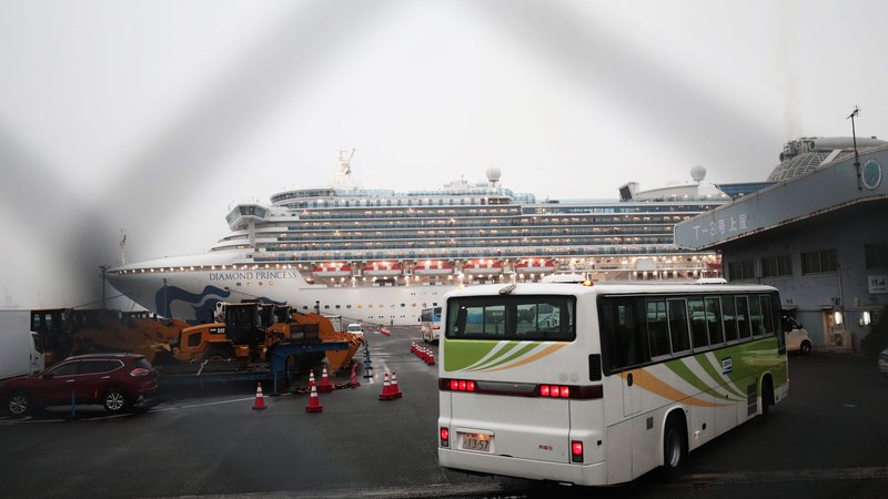 Fotografija: Ladja je zasidrana v pristanišču Yokohama že od 3. februarja. FOTO: Behrouz Mehri/Afp