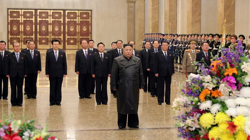 Fotografija: Kim Džong Un je obiskal mavzolej, kjer sta pokopana oče in dedek. FOTO: Kcna Via Reuters