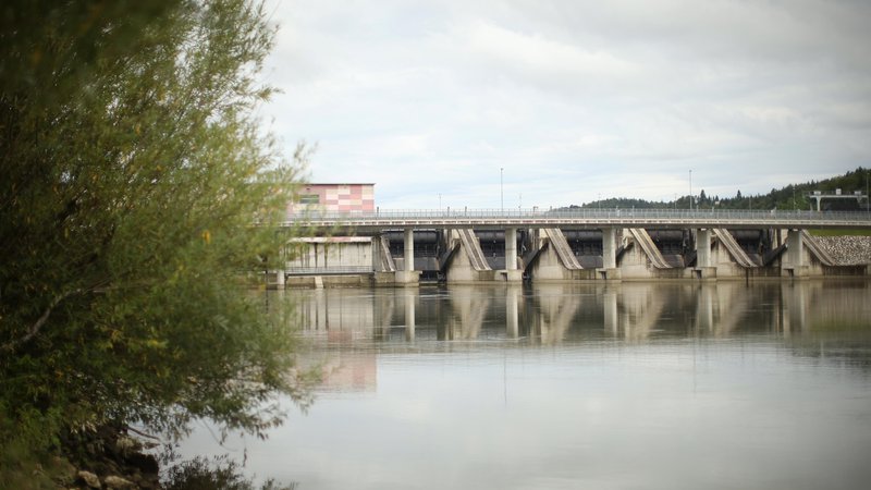 Fotografija: V nacionalni načrt bodo zapisali, da Slovenija računa tudi na hidroelektrarne, vendar brez lokacij. Na fotografiji HE Blanca. FOTO: Jure Eržen/Delo
