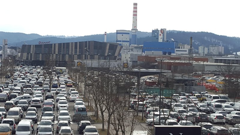 Fotografija: Kurjenje premoga in promet sta med največjimi onesnaževalci zraka. FOTO: Borut Tavčar/Delo