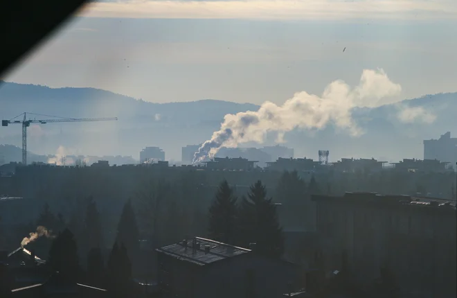 Vse izpuhe bo treba odpraviti. FOTO: Jože Suhadolnik/Delo