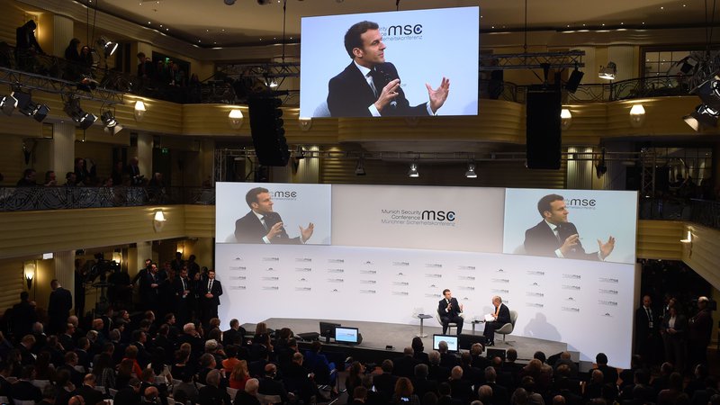 Fotografija: Francoski predsednik Emmanuel Macron je v pogovoru s predsedujočim konferenci Wolfgangom Ischingerjem izjavil, da se ne moremo stalno zanašati na ZDA, razmišljati moramo tudi na evropski način. FOTO: AFP