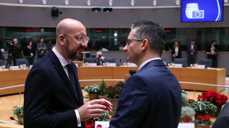 Fotografija: Predsednik evropskega sveta Charles Michel (levo) išče kompromis med članicami. Marjan Šarec je opozoril, da bi Slovenija pri zmanjšanju kohezije lahko bila med najbolj prizadetimi državami. Foto Reuters