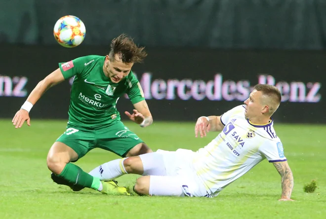 Stefan Savić (levo) in Martin Milec sta se že nabrusila za uvodni derbi leta, ki bo odprl drugi del prvenstva. FOTO: Tadej Regent/Delo