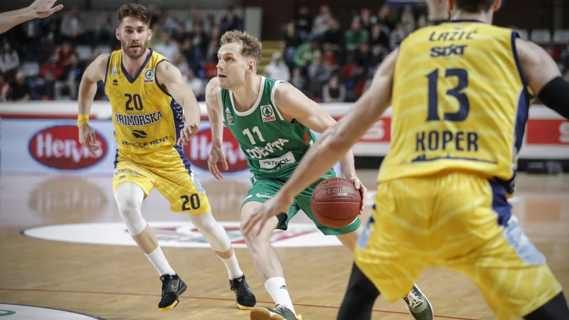 Fotografija: Jaka Blažič (z žogo) je v finalu bil ogorčeno bitko z Alenom Hodžićem (levo) in Aleksandrom Lazićem. FOTO: Uroš Hočevar