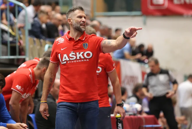 Tomaž Ocvirk se je moral znajti brez treh pomembnih igralcev. FOTO: Tadej Regent/Delo