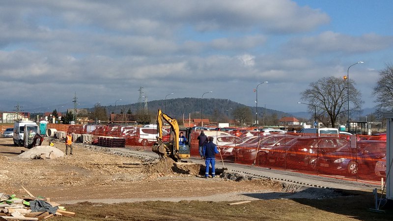 Fotografija: Večji del severnega parkirišča na Žalah je od novembra lani gradbišče. Foto: Aleš Stergar 