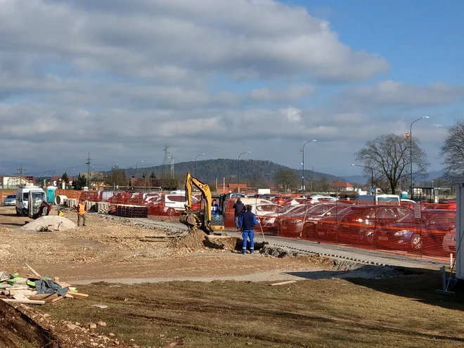 Večji del severnega parkirišča na Žalah je od novembra lani gradbišče. Foto: Aleš Stergar&nbsp;