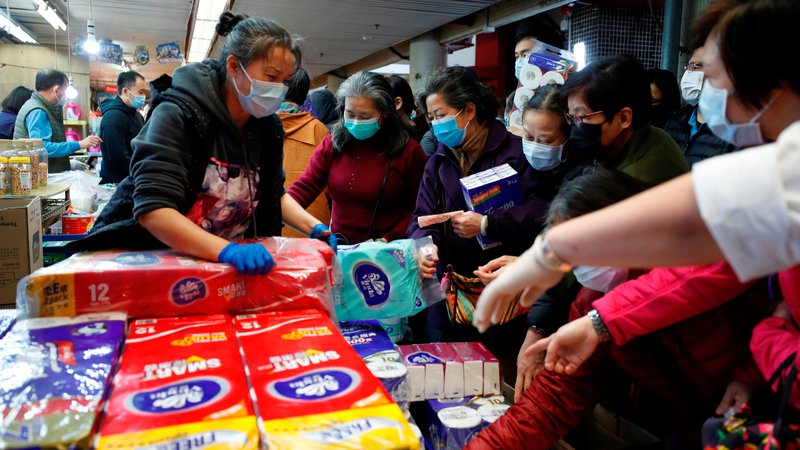 Fotografija: Ljudje se v trgovinah v Hong Kongu skoraj tepejo za toaletni papir. FOTO: Tyrone Siu/Reuters