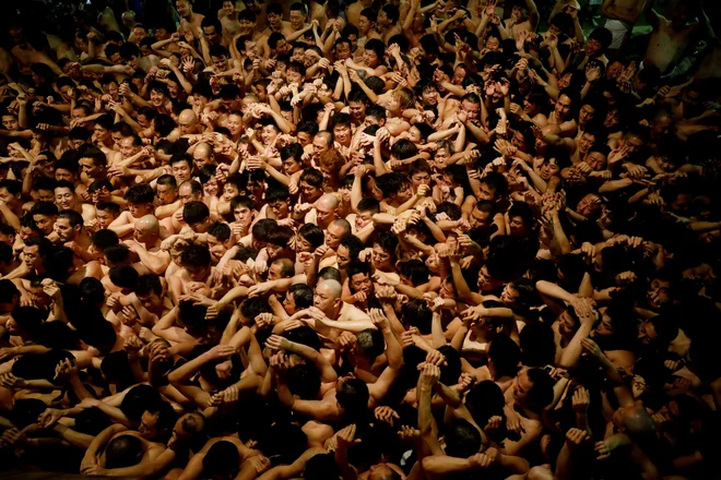 V templju Saidaiji v Okayami na Japonskem so se verniki pripravljali na lovljenje lesene palice imenovane »shingi«, ki jo duhovnik vrže v množico med festivalom golote. FOTO: Kim Kyung-hoon/Reuters<br />
