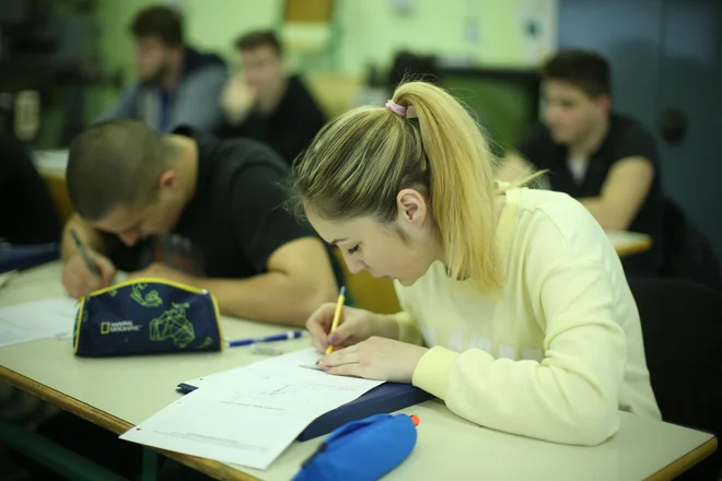 Dobri dijaki namreč niso nenehno tihi, poslušni in sklonjeni nad zapiske. So vedoželjni, izzivalni, prepolni hote ali nehote zamotanih poizvedovanj, ki segajo do skrajnega obzorja učiteljevega znanja in onkraj njega. FOTO: Jure Eržen/Delo