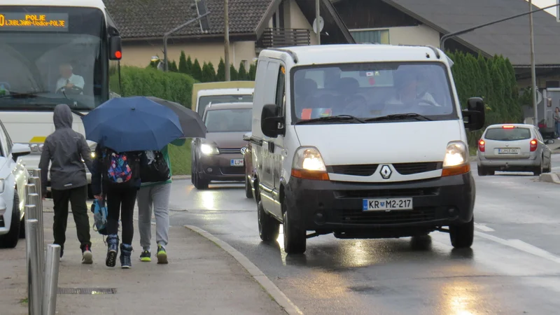 Fotografija: Več kot deset tisoč motornih vozil na dan ogroža prebivalce Vodic. FOTO: Bojan Rajšek/Delo