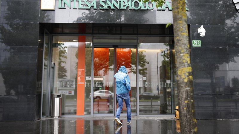 Fotografija: Intesa Sanpaolo Bank se je lani po bilančni vsoti uvrstila na šesto mesto med slovenskimi bankami. Foto Blaž Samec