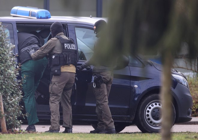 Eden od dvanajstih aretiranih osumljencev. FOTO: Kai Pfaffenbach/Reuters