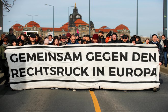 Protesti proti skrajni desnici v Nemčiji: "Skupaj proti evropskemu premikanju na desno." FOTO: Hannibal Hanschke/Reuters