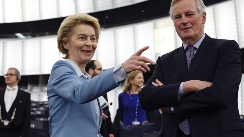 Fotografija: Predsednica evropske komisije Ursula von der Leyen in glavni evropski pogajalec za brexit Michel Barnier med nedavnim zasednjem evropskega parlamenta v Strasbourgu. Foto: FREDERICK FLORIN / AFP
