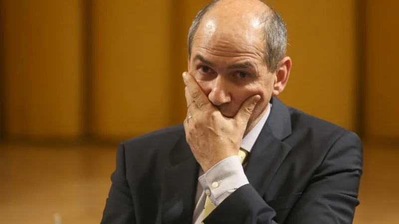 Večina zahtev prizadetih strank sodnega postopka, ki jih prejmejo na pravosodnem ministrstvu, se nanaša na vprašanje pravilnosti postopanja sodišča oziroma sodnika v posamezni zadevi.&nbsp;Eden najbolj razvpitih primerov nezadovoljstva z odločitvami sodnikov je primer Patria in Janeza Janše. FOTO: Tadej Regent