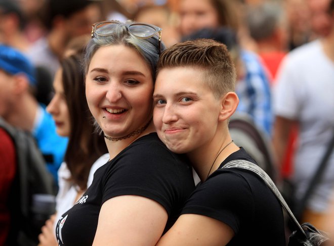 Dobra tretjina mladih LGBTIQ+ -oseb poroča o različnih vrstah verbalnega nadlegovanja. Foto Blaž Samec