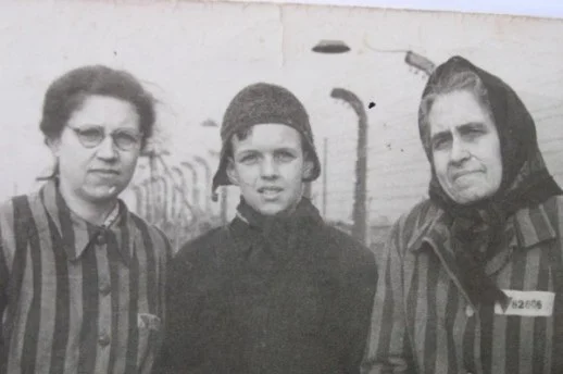 Oleg Mandić z mamo in babico v taborišču FOTO: Osebni arhiv