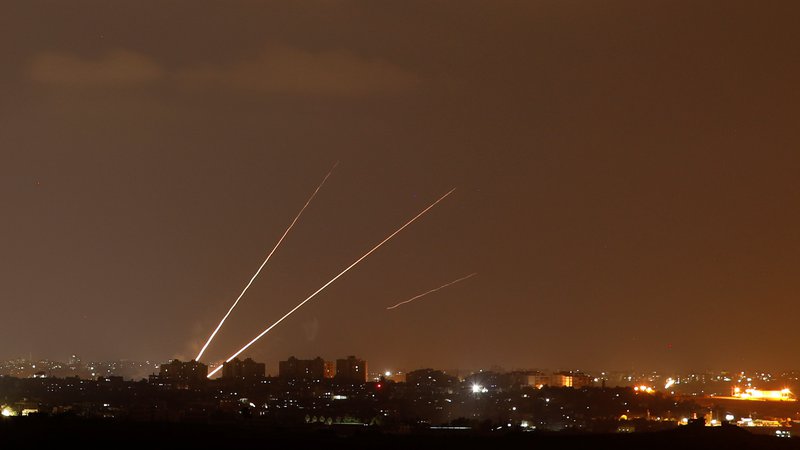 Fotografija: Izrael je ponoči izvedel več letalskih napadov na Gazo, potem ko so Palestinci izstrelili okoli 150 raket na izraelsko ozemlje. FOTO: Amir Cohen/Reuters
